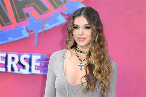 Hailee Steinfeld Poses with Josh Allen’s Mom in Viral Photo