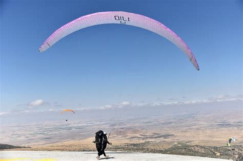 Turkish researchers develop app to find paragliding locations around country | Daily Sabah