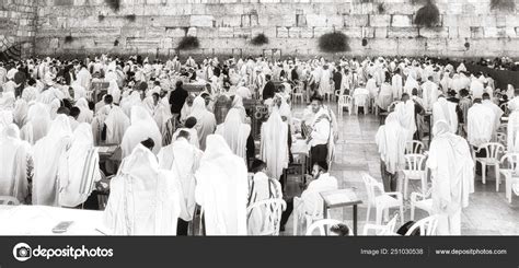 Jerusalem, Jewish prayers at Western Wall Plaza – Stock Editorial Photo © atosan #251030538