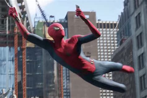 Tom Holland Shares First Look At Spider-Man 3 | GIANT FREAKIN ROBOT