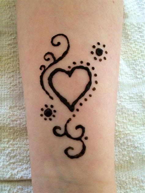 Simple Henna Tattoo On Hand | Small henna designs, Small henna tattoos ...