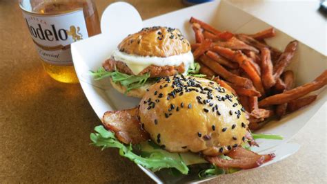 Texas Burger, Chorizo Burger y Camote frito @ Wings & Bites / 1001 Noches