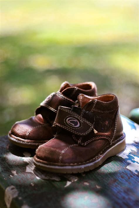 Really, who throws (away) a shoe? | These kids shoes were ju… | Flickr