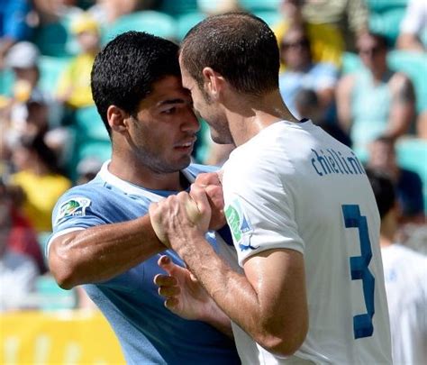 Did Luis Suarez try to bite Giorgio Chiellini in 2013 also? | Larry Brown Sports