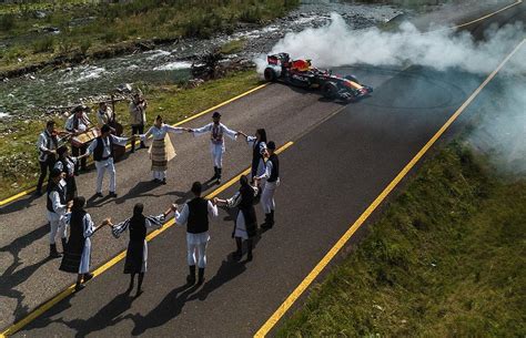 Oracle Red Bull Racing F1 car crosses Romania’s Transalpina on National ...