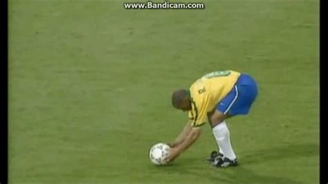 Roberto Carlos amazing free kick for Brazil - YouTube