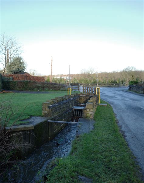 Valance Beck, Hagg Lane, Mirfield © habiloid cc-by-sa/2.0 :: Geograph Britain and Ireland