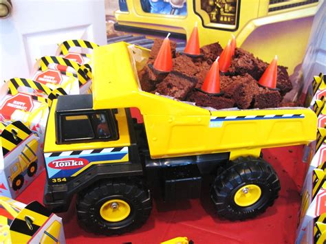 Dump Truck Cake | Construction Party Cakes & Cupcakes | Janet | Flickr