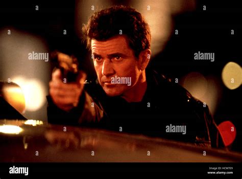 LETHAL WEAPON 4, Mel Gibson, 1998, gun Stock Photo - Alamy