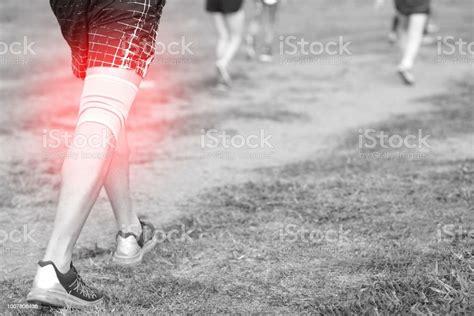 Running With Injury Runner Knee Injury And Pain With Leg Bones Focus ...