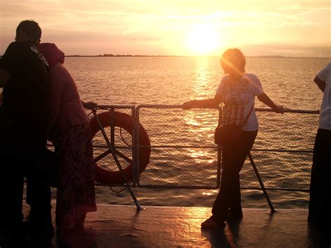 Wisata Indonesia: Indahnya SUNSET di area Pelabuhan Tanjung Perak