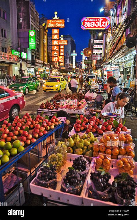 The food market at night in Chinatown in Bangkok Stock Photo - Alamy