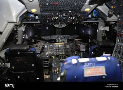 Boeing 747 jumbo jet airliner cockpit hi-res stock photography and ...