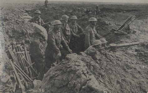 Australian soldiers in a trench during World War One, 1915 [1024 x 648] : r/HistoryPorn