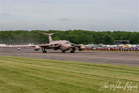 Thunder & Lightnings - Handley Page Victor - Survivor XM715