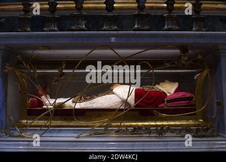 Tomb and body of pope John XXIII Roncalli in Saint Peter's basilica ...