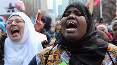 Así deberán llevar el rostro las mujeres musulmanas en Quebec, Canadá | Video | CNN