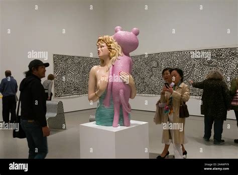 'Pink Panther' sculpture en porcelaine par Jeff Koons au Musée d'Art Moderne, PARIS Photo Stock ...