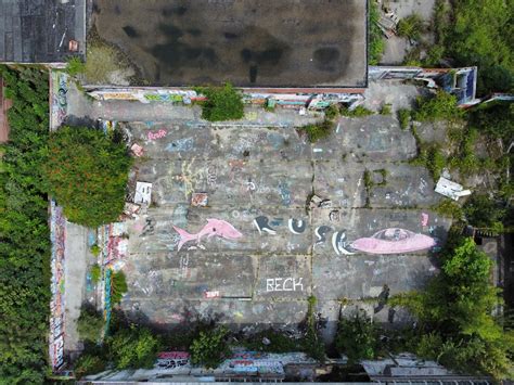 An aerial view of a parking lot covered in graffiti photo – Free Street ...