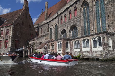 Bruges Canal Boat Tour Excursion | neOnbubble