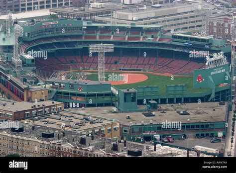 El estadio Fenway Park, hogar del equipo de béisbol Red Sox de Boston en Boston, Massachusetts ...