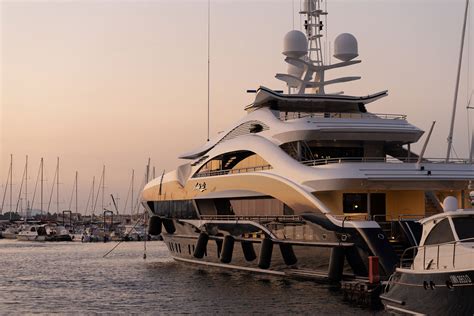 Jerry Jones Spends NFL Draft on His $250M Super Yacht - Malone Post