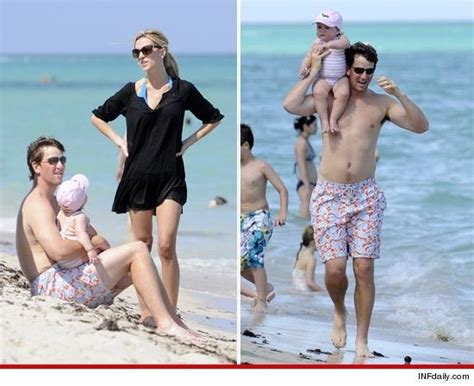 Eli Manning and family at the beach. | Eli manning, Manning, Elis