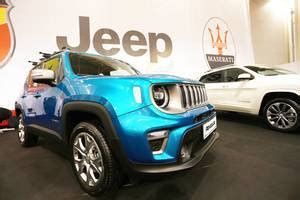 Blauer Jeep Wrangler Rubicon beim Bukarest Auto Show - Creative Commons Bilder