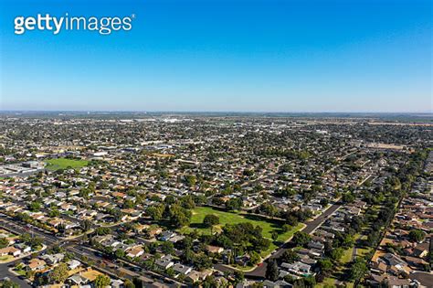 Aerial of Houses in California Suburbs 이미지 (1052204580) - 게티이미지뱅크