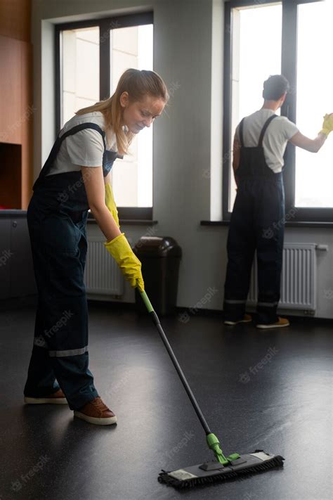 Free Photo | Full shot people cleaning office