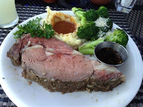 Medium-rare prime rib for dinner, with broccoli and mashed potatoes. [OC][2448x1836] : FoodPorn