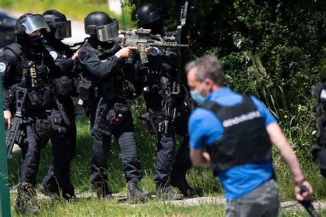 S:B (The GIGN tactical unit pursue a suspect in a knife...)