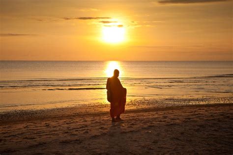 A monk walk | Monk, Beautiful places, Photo