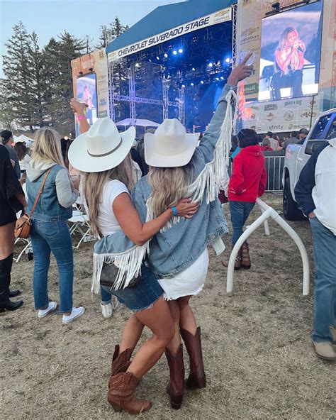 What to Wear to a Country Music Concert: Country Music Concert Outfits