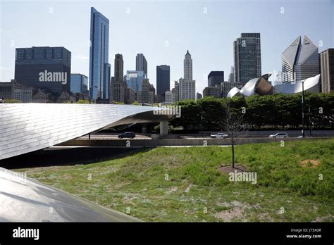 BP Pedestrian Bridge, Chicago Millennium Park Stock Photo - Alamy