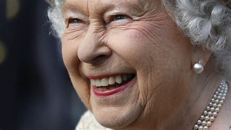 The Real Story Behind A Viral Photo Of Queen Elizabeth Laughing Next To ...