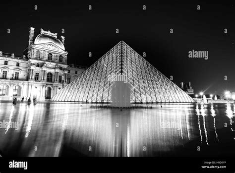 Pyramide Louvre Museum Paris Stock Photo - Alamy
