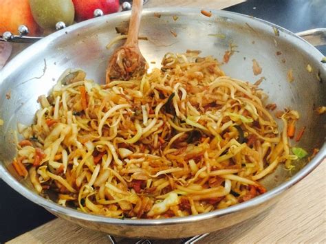 Simple egg noodle stir-fry | Recipe | Kitchen Stories