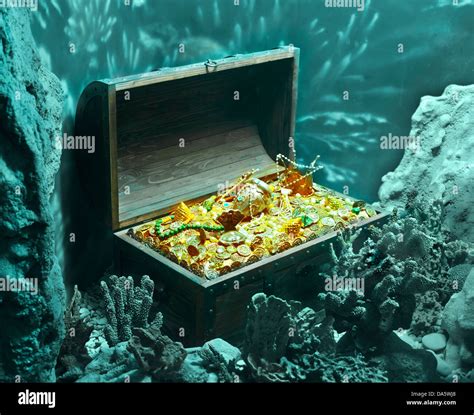 Treasure chest open underwater hi-res stock photography and images - Alamy