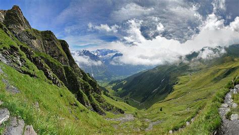 Hiking Trails: 45 Jaw-Dropping Views from the World's Most Amazing Trails