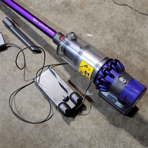 DYSON CYCLONE V10 ANIMAL CORDLESS VACUUM WITH CHARGER AND ACCESSORIES TESTED AND WORKING - Big ...