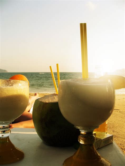 Fresh mangos served on the Acapulco beaches - Travelways.com