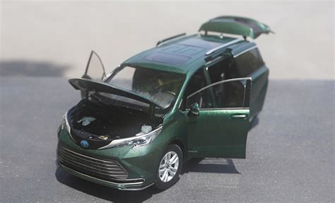 1/18 Dealer Edition Toyota Sienna 4th Generation (2020-Present) (Green) Diecast Car Model ...