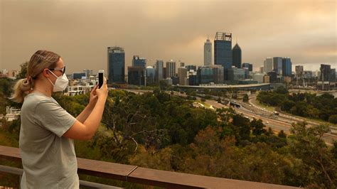 Perth bushfire: Homes burn as West Australian city on lockdown