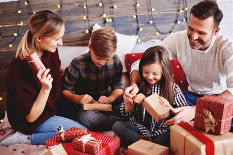 Imágenes de Familia Navidad Regalos - Descarga gratuita en Freepik