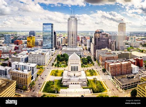 Indiana Statehouse and Indianapolis skyline on a sunny afternoon Stock ...