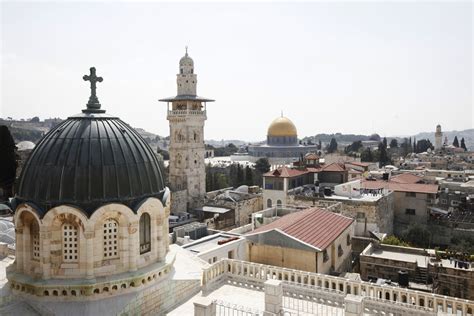 Kisah Umar bin Khattab di Gereja Al Qiyamah - Adara Relief International