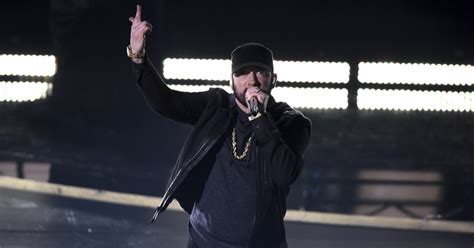 Eminem surprises Oscars crowd with 'Lose Yourself' performance