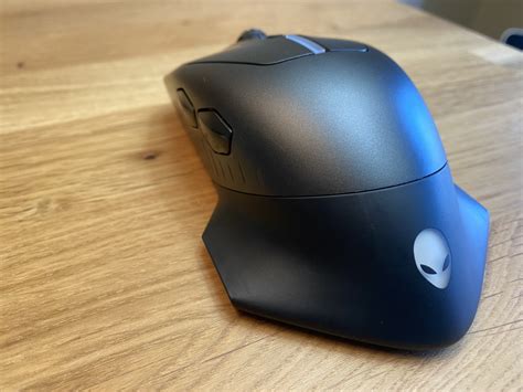 Alienware Wired/Wireless Gaming Mouse (AW610M) Review | PCMag