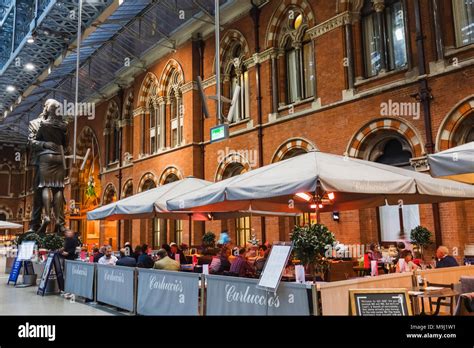 England, London, St Pancras International Station, Carluccios ...